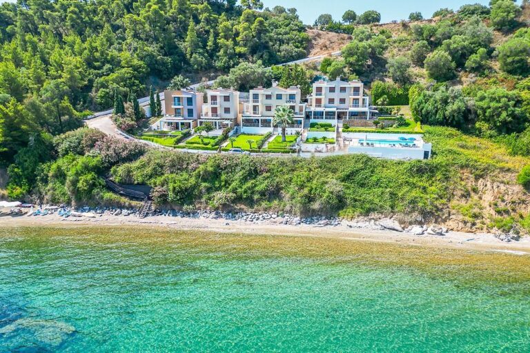 317831975 1600x1200 1 768x512