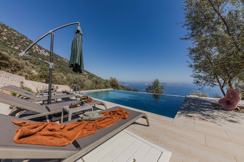 Greek villa with swimming pool and sea view